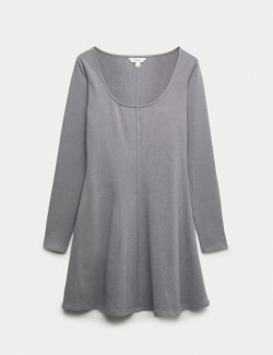 Pohodlné mini šaty s kulatým výstřihem z žerzeje