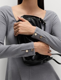 Pohodlné mini šaty s kulatým výstřihem z žerzeje