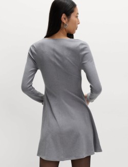 Pohodlné mini šaty s kulatým výstřihem z žerzeje
