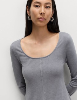 Pohodlné mini šaty s kulatým výstřihem z žerzeje