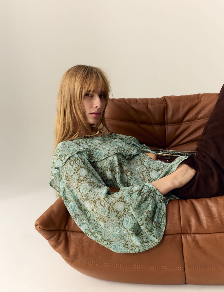 Řasená halenka s potiskem a vázankou u krku