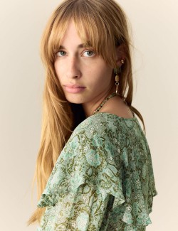 Řasená halenka s potiskem a vázankou u krku