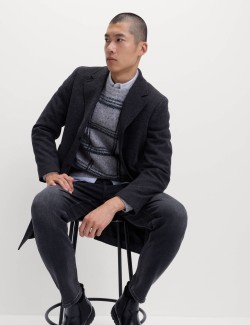 Kostkovaný svetr s výstřihem ke krku a rozostřeným efektem