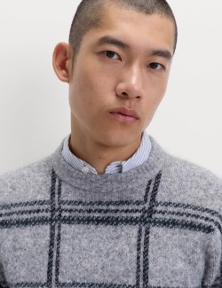 Kostkovaný svetr s výstřihem ke krku a rozostřeným efektem