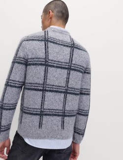 Kostkovaný svetr s výstřihem ke krku a rozostřeným efektem