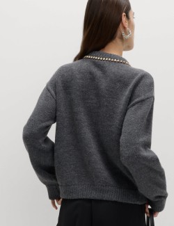 Kardigan s kulatým výstřihem a drahokamy