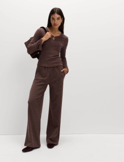 Pohodlný top s prostřihnutým výstřihem a rozšířenými rukávy