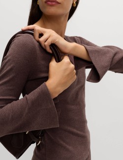 Pohodlný top s prostřihnutým výstřihem a rozšířenými rukávy