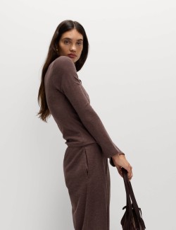 Pohodlný top s prostřihnutým výstřihem a rozšířenými rukávy