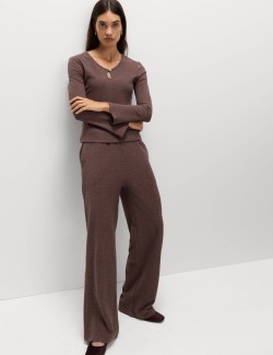 Pohodlný top s prostřihnutým výstřihem a rozšířenými rukávy