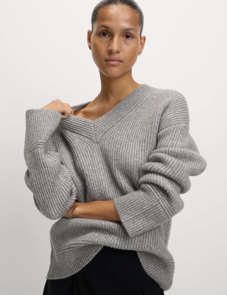 Cloud-Yarn Ribbed V-Neck Jumper