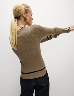 Žebrovaný svetr s výstřihem ke krku s kontrastními detaily