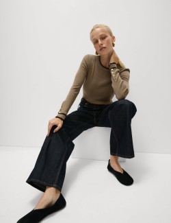 Žebrovaný svetr s výstřihem ke krku s kontrastními detaily