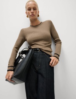 Žebrovaný svetr s výstřihem ke krku s kontrastními detaily