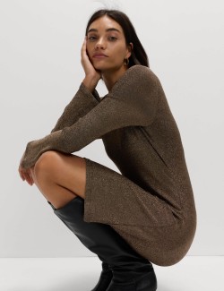 Splývavé šaty s metalickým vláknem