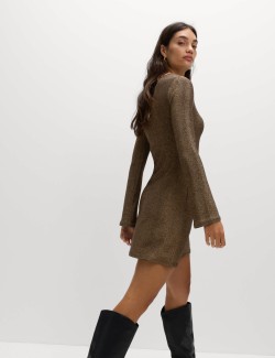 Splývavé šaty s metalickým vláknem