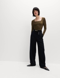 Třpytivý top s hranatým výstřihem