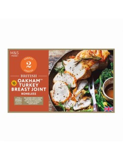 Vykostěná prsa z krůt Oakham™ s přidanou vodou polévaná krůtím vývarem a ozdobená rozmarýnem