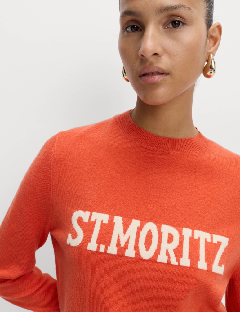 Svetr ze vzdušné příze s výstřihem ke krku a nápisem