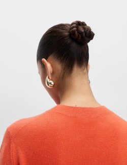 Svetr ze vzdušné příze s výstřihem ke krku a nápisem