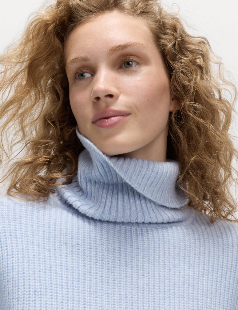 Žebrovaný rolák z příze s oblačnou přízí