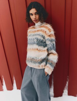 Proužkovaný volný svetr s kulatým výstřihem a vlnou