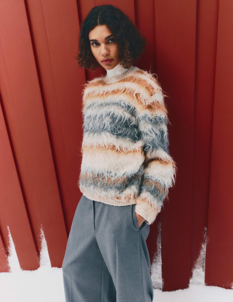 Proužkovaný volný svetr s kulatým výstřihem a vlnou