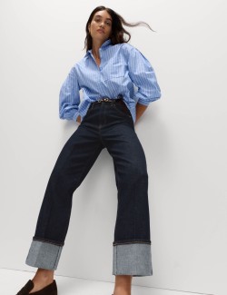 Džíny se širokými ohrnutými nohavicemi a středně vysokým pasem