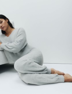 Pohodlný pletený péřový pyžamový top s výstřihem do V