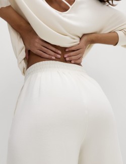 Tepláky s vysokým pasem a širokými nohavicemi