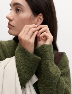 Kardigan z buklé, s knoflíky na přední straně a výstřihem do V, s obsahem vlny