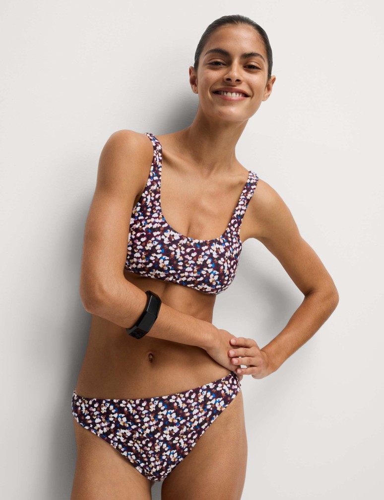 Spodní díly bikin s vykrojenou nohavičkou a potiskem