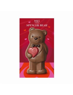 Dutá figurka z mléčné čokolády ozdobená červenými kakaovými cukrovinkami a hořkou čokoládou