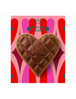 Mléčná a bílá čokoláda se skořápkou z karamelizovaného cukru plněná náplní z mléčné čokolády a kousků oplatek s mandlemi, lískov