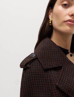 Dlouhý kostkovaný kabát na míru s páskem