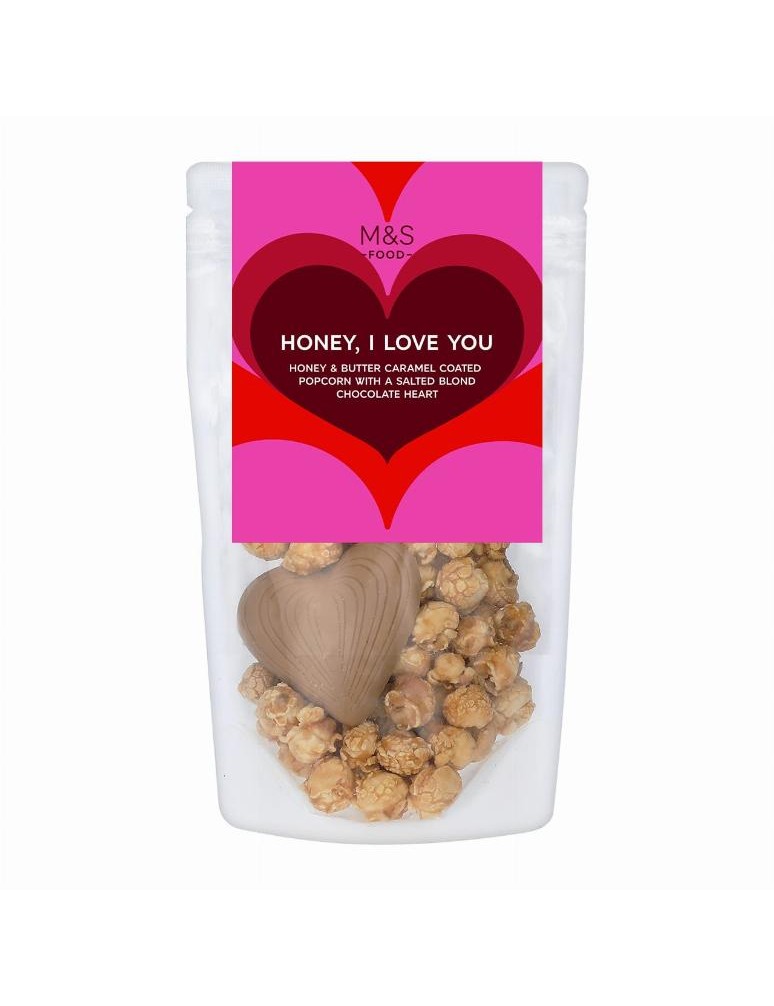 Popcorn obalený v karamelu s medovo-máslovou příchutí a figurka ve tvaru srdce ze slané bílé čokolády s karamelizovaným cukrem