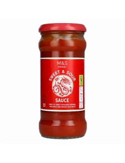 Sladkokyselá omáčka s červenou paprikou, ananasem, cibulí a vodními ořechy