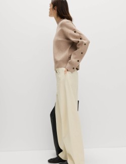 Měkký svetr se stojáčkem a ozdobnými knoflíky