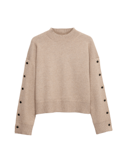 Měkký svetr se stojáčkem a ozdobnými knoflíky