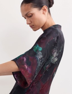 Žakárové splývavé šaty ke kolenům s potiskem noční oblohy