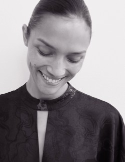 Žakárové splývavé šaty ke kolenům s potiskem noční oblohy