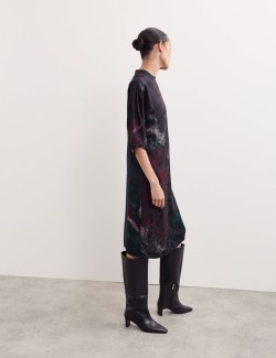 Žakárové splývavé šaty ke kolenům s potiskem noční oblohy