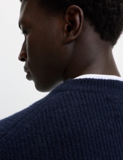 Žebrovaný svetr s výstřihem ke krku, z mimořádně měkké příze s příměsí vlny