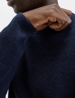 Žebrovaný svetr s výstřihem ke krku, z mimořádně měkké příze s příměsí vlny