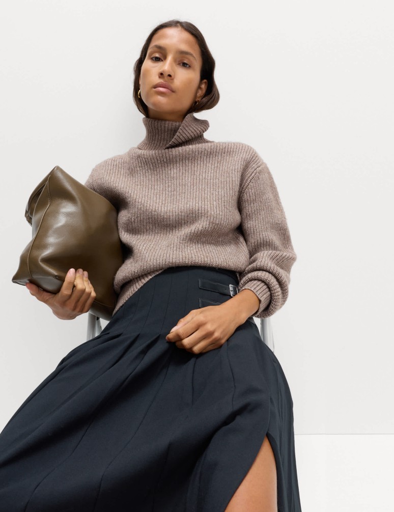 Žebrovaný rolák z příze s oblačnou přízí