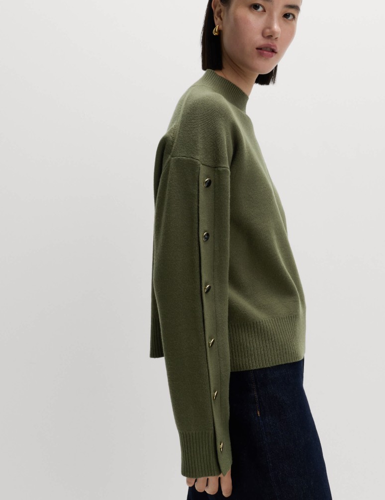 Měkký svetr se stojáčkem a ozdobnými knoflíky