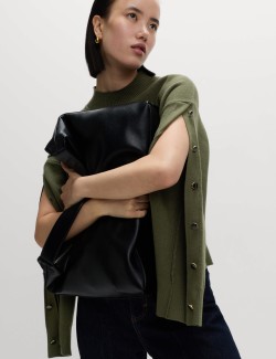 Měkký svetr se stojáčkem a ozdobnými knoflíky