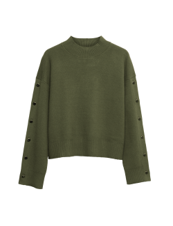 Měkký svetr se stojáčkem a ozdobnými knoflíky