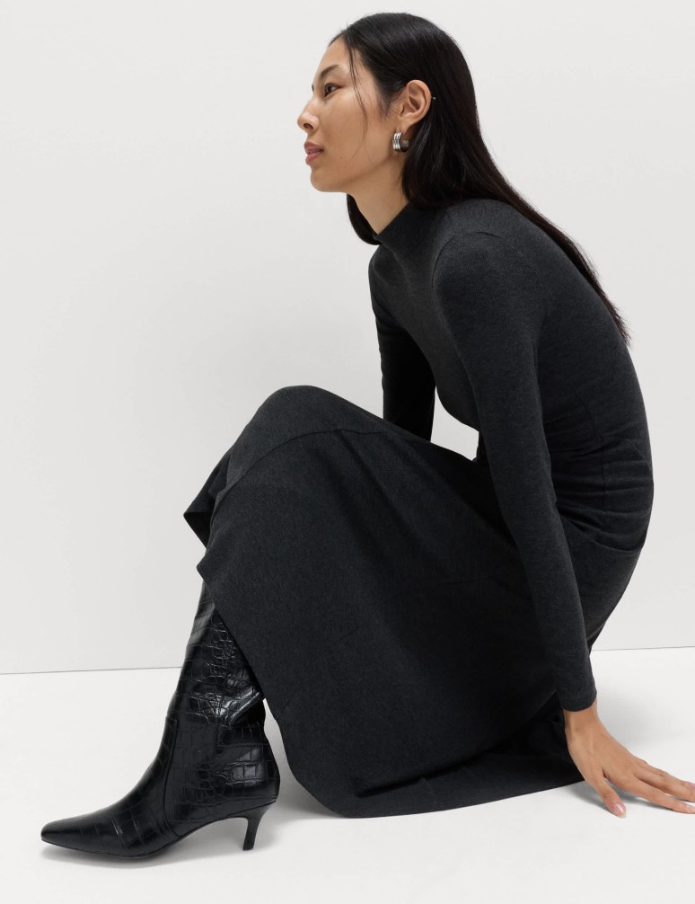 Kolové midi šaty z žebrovaného žerzeje