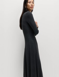 Kolové midi šaty z žebrovaného žerzeje